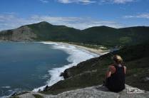 Depois de quase duas horas de caminhada, a chegada à praia da Lagoinha do Leste, na costa sul de Florianópolis, em Santa Catarina